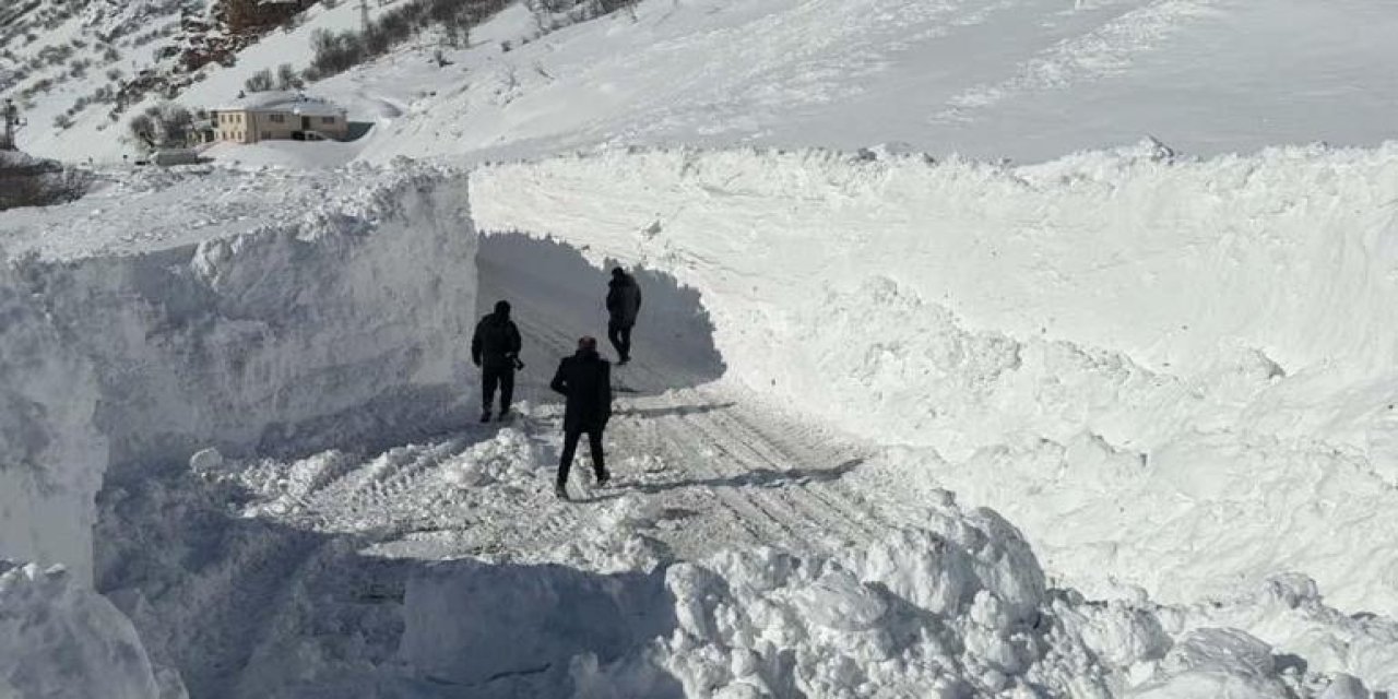 Van-Çatak kara yolunda kar kalınlığı yaklaşık 5 metreyi aştı
