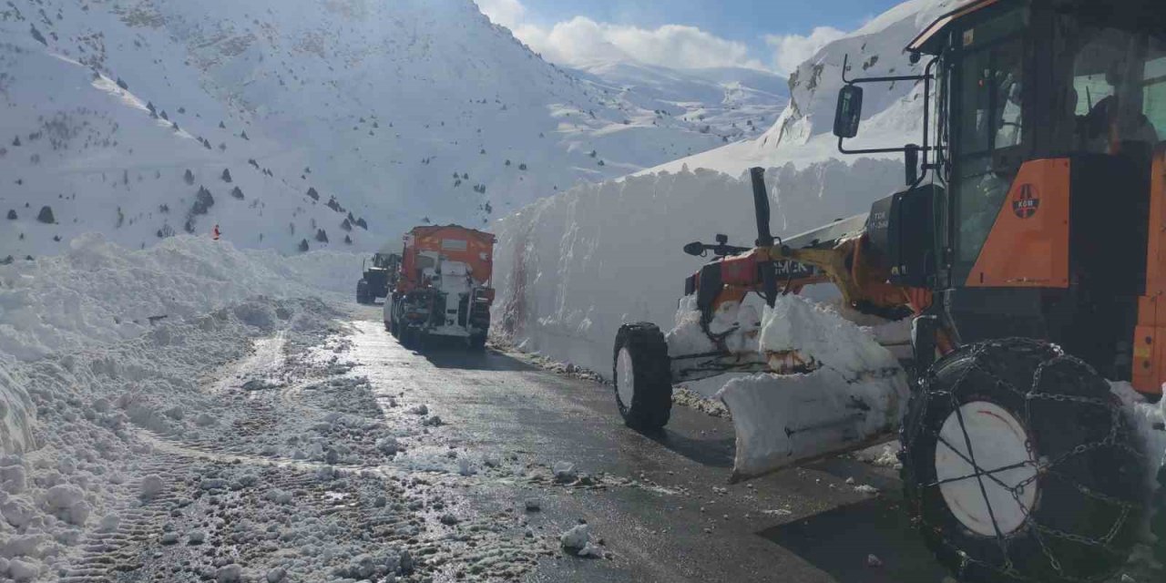 Van’da çığ bölgesinde iş makinesi şarampole yuvarlandı: Operatör yaralandı