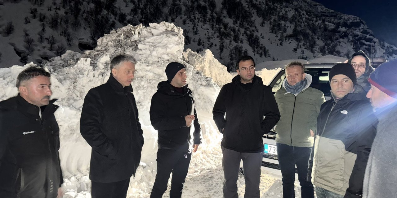 Gece Yarısı Sahada Kar Mesaisi! Uludere–Habur II Yolunda Kritik Takip