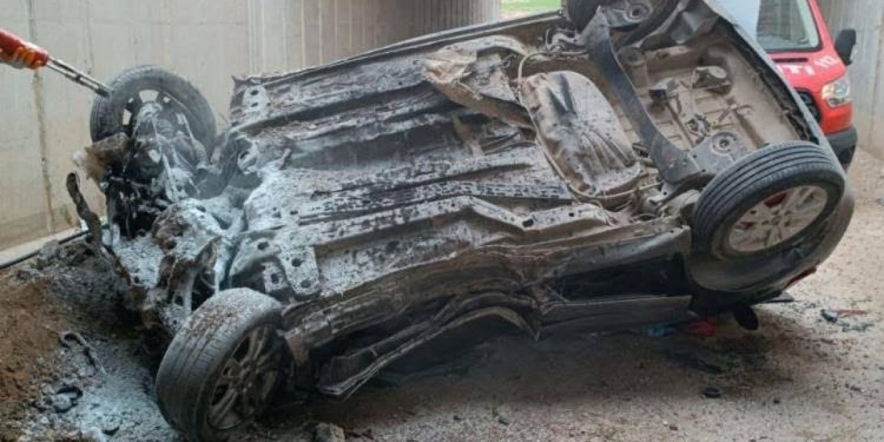 Aracın köprüden düşmesi sonucu 2 kişi öldü, 3 yaralı