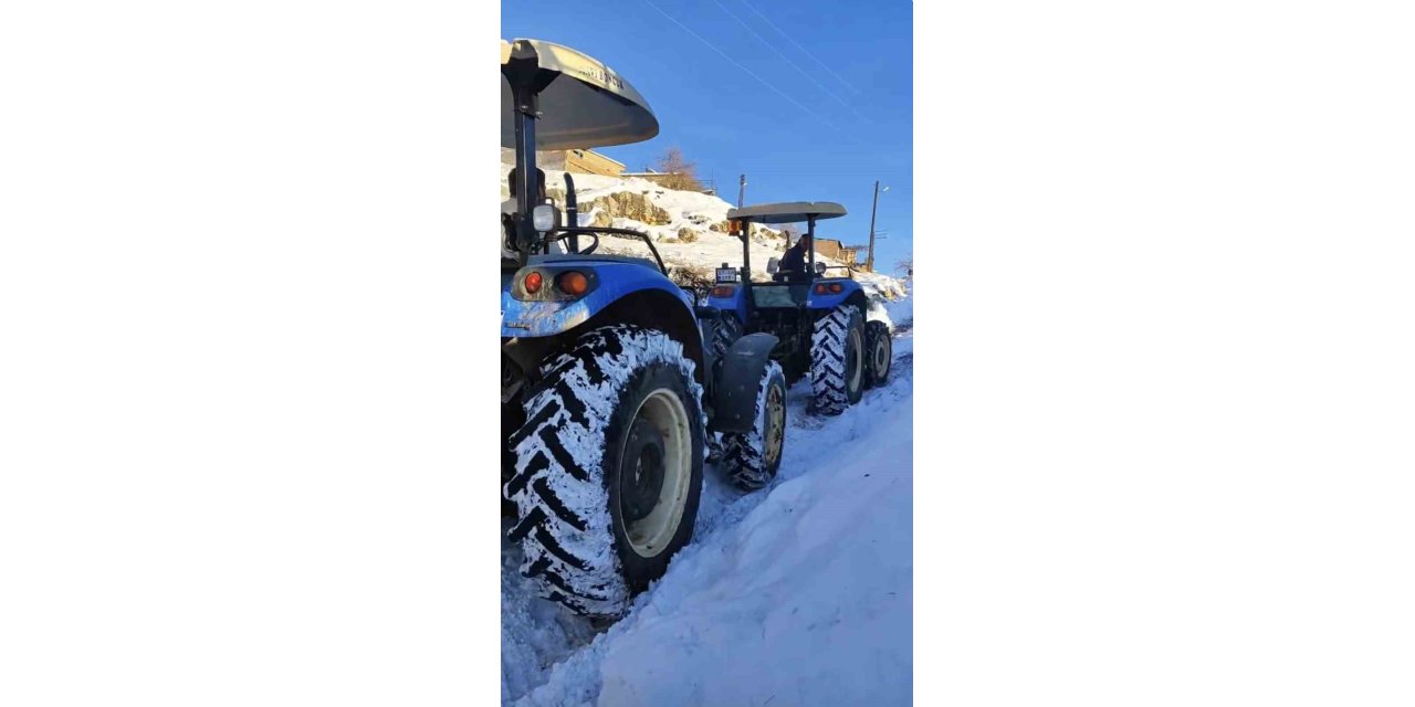 Buzlanmış Yolda Üç Traktörü Birbirine Bağlayıp Su Taşıdılar