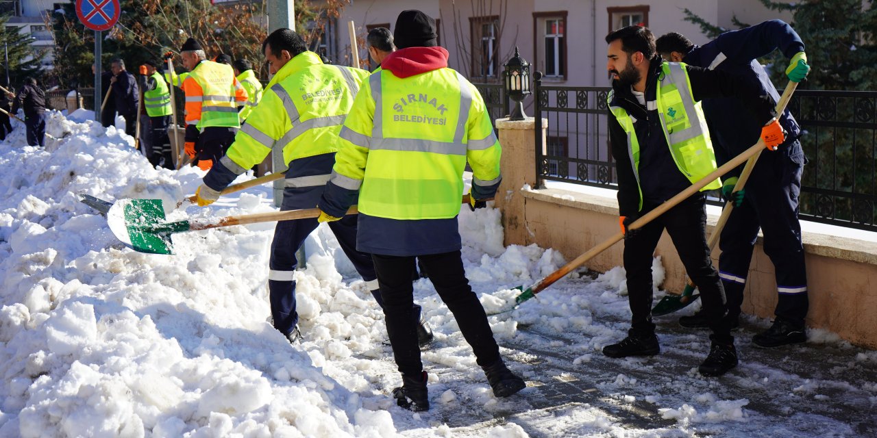 Şırnak’ta Kaldırımlar Kardan Temizleniyor
