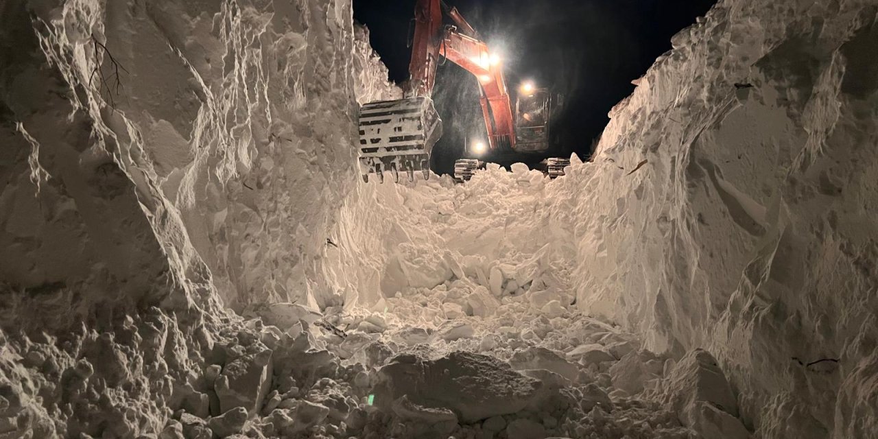 Beytüşşebap’ta Çığa Karşı Zamanla Yarış: Beşağaç Köyü Yolları Gece Gündüz Açılıyor