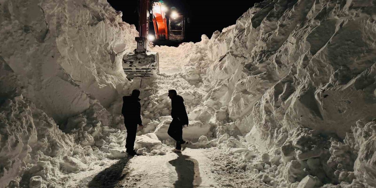 Şırnak'ta Ekiplerin 10 Metreyi Geçen Karda Zorlu Çalışması
