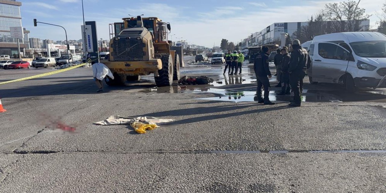 İş makinesinin altında kalan motosikletli genç hayatını kaybetti
