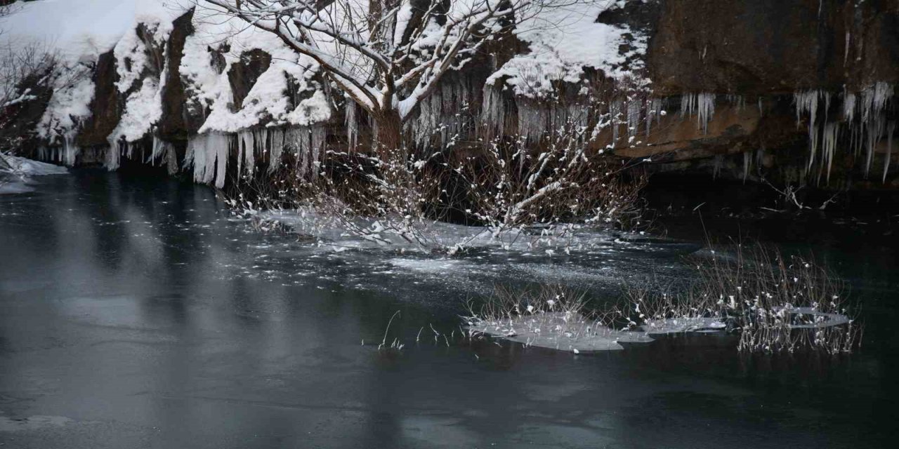 Şırnak'ta Soğuk Hava, Habur Çayı’nı Dondurdu