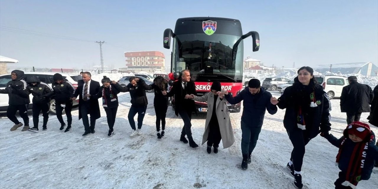 Cumhurbaşkanı Erdoğan’dan Yüksekova’ya sürpriz: Halaylarla kutlandı