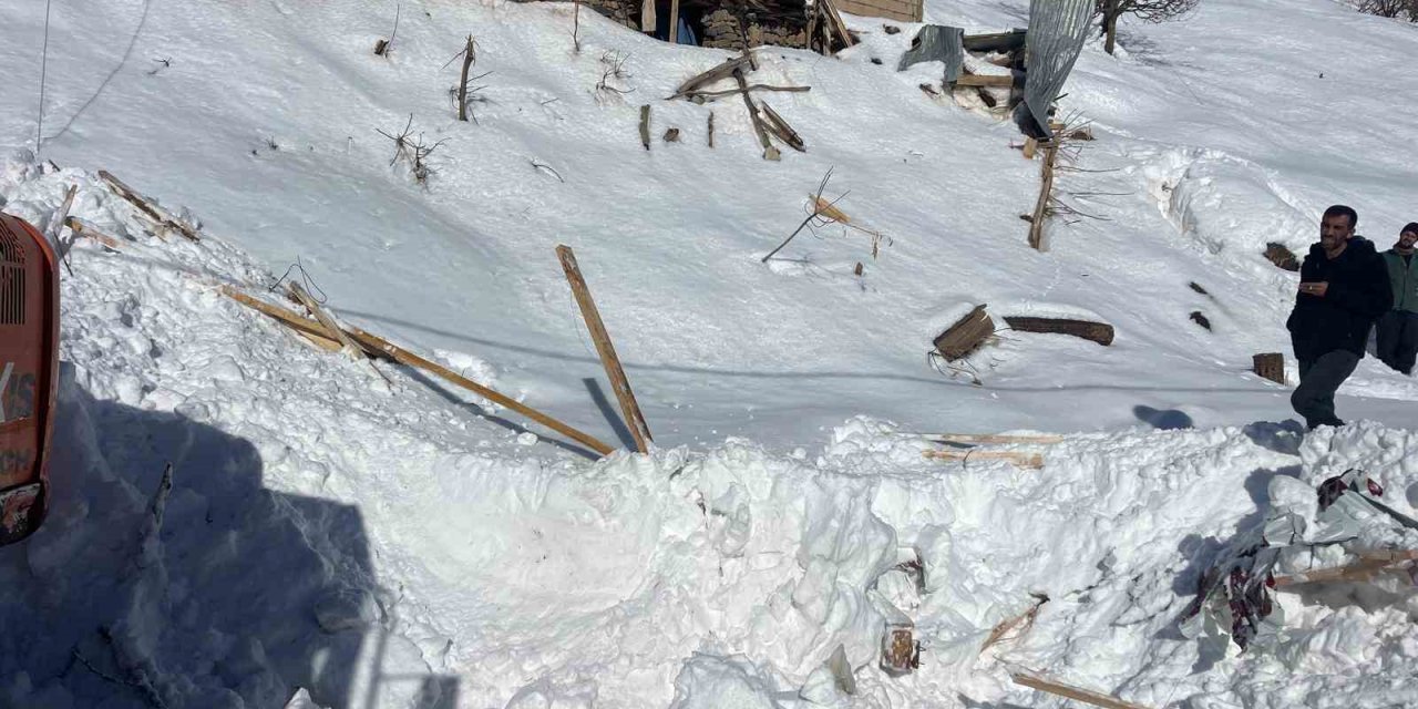 Çığ Altında Kalan Ev Ve Araba Çıkartıldı