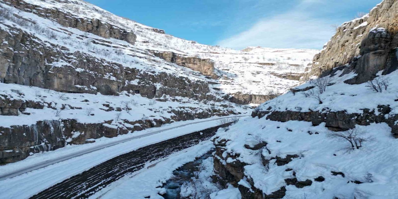 Şırnak’ta Kart Postallık Görüntüler: Buz Sarkıtları Dronla Görüntülendi