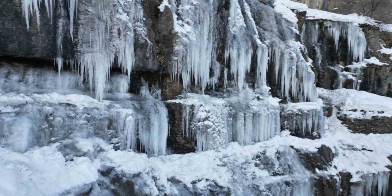 Şırnak’ta Kart Postallık Görüntüler: Buz Sarkıtları Dronla Görüntülendi