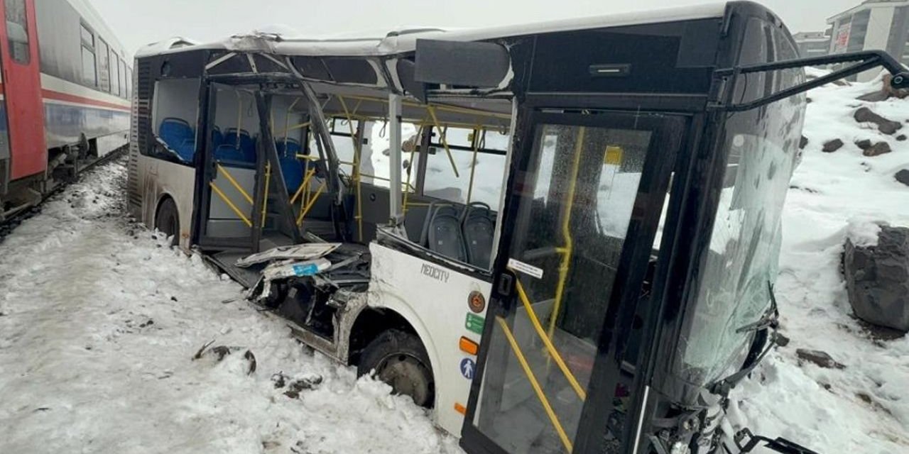Diyarbakır’da Belediye Otobüsü Trenle Çarpıştı!