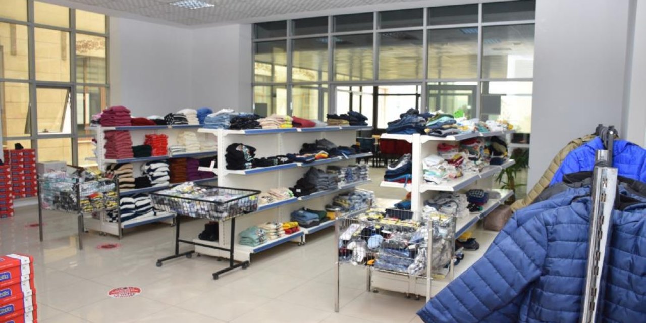 Siirt Emniyeti 15 bin çocuğa giyim ve kırtasiye desteği yardımı sağladı