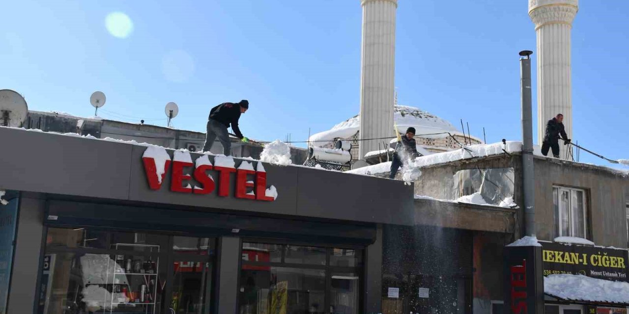 Kar kalınlığının 2 metreyi bulduğu Beytüşşebap’ta damlar temizleniyor