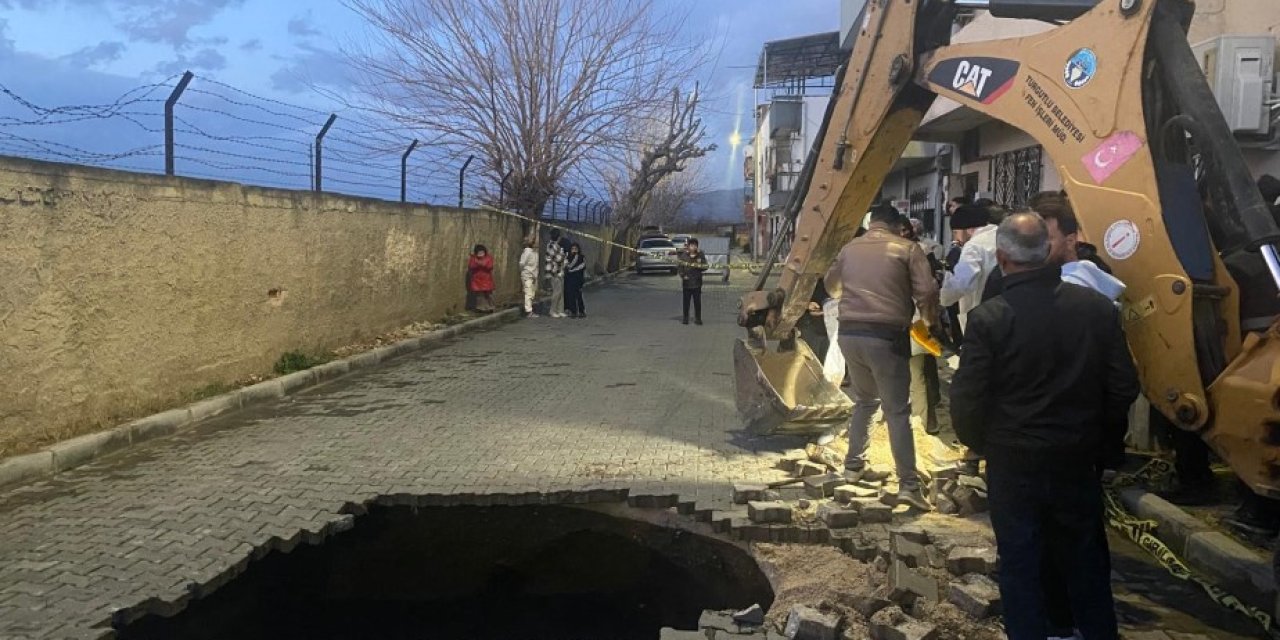 Yağmur sonrası yol çöktü, toprağın altından insan kafatası ve kemikler çıktı