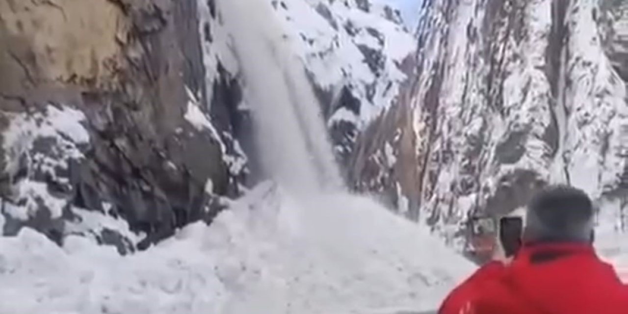 Hakkari-Şırnak karayolunda iki ayrı çığ düştü: o anlar kamerada