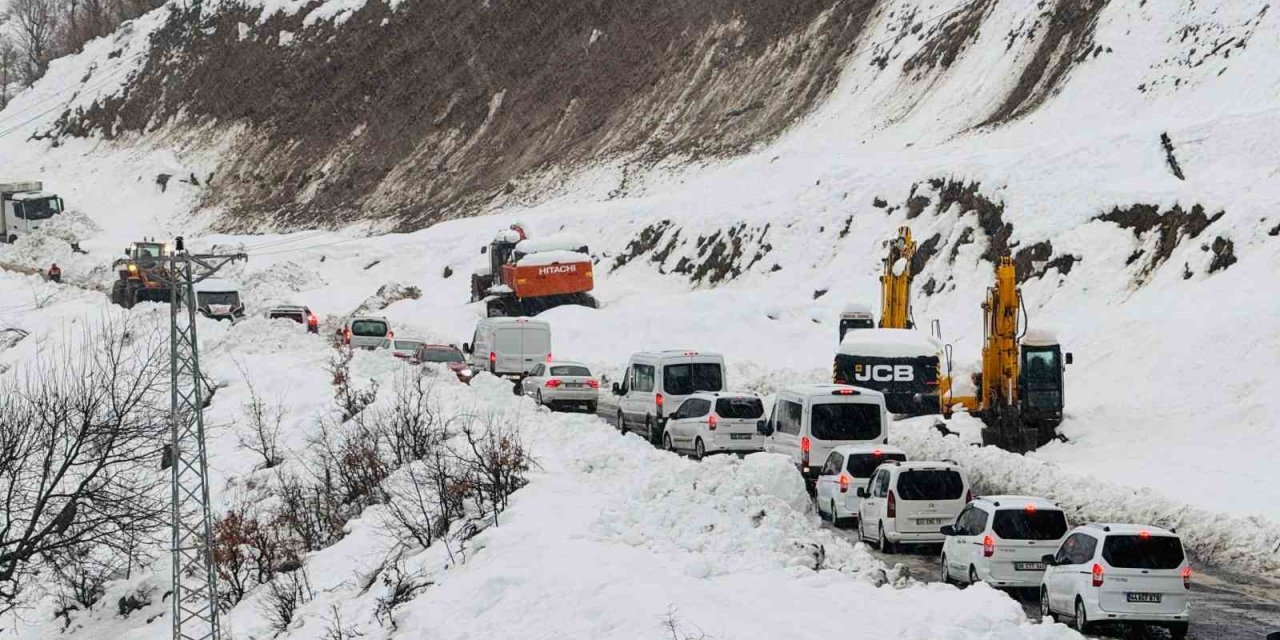 Şırnak'ta Buzlanma Kazaya Sebep Oldu: 2 Yaralı