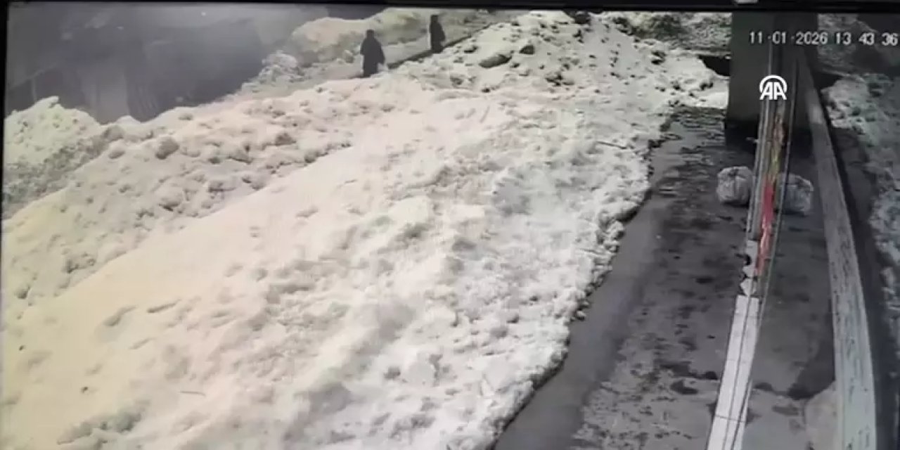Üzerine kar kütlesi düşen kadın yaralandı, o anlar kamerada