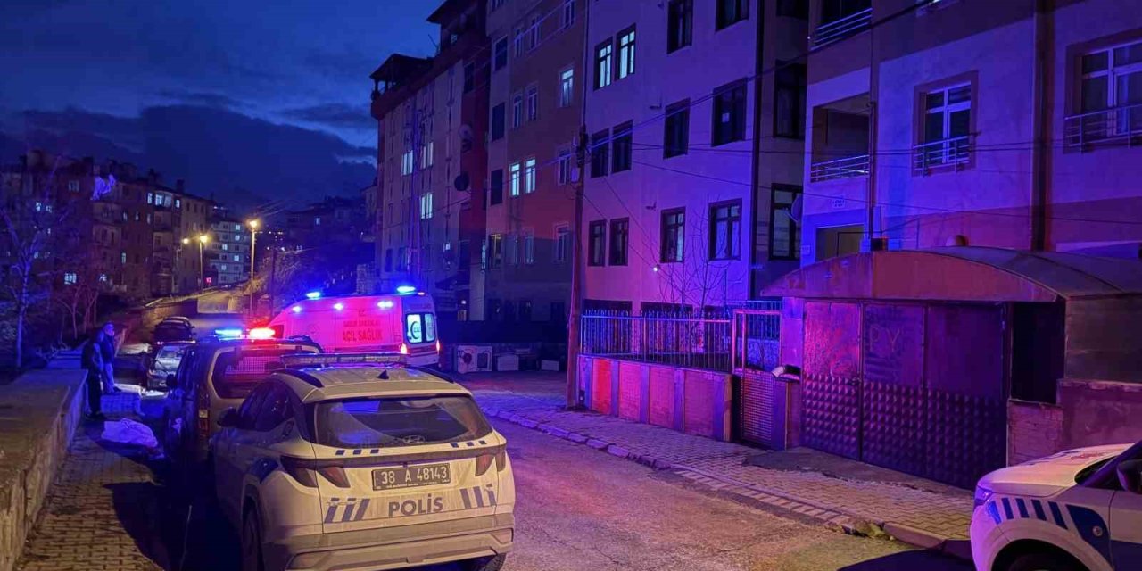 Bir kadın tartıştığı erkek arkadaşını banyoda bıçaklayarak öldürdü