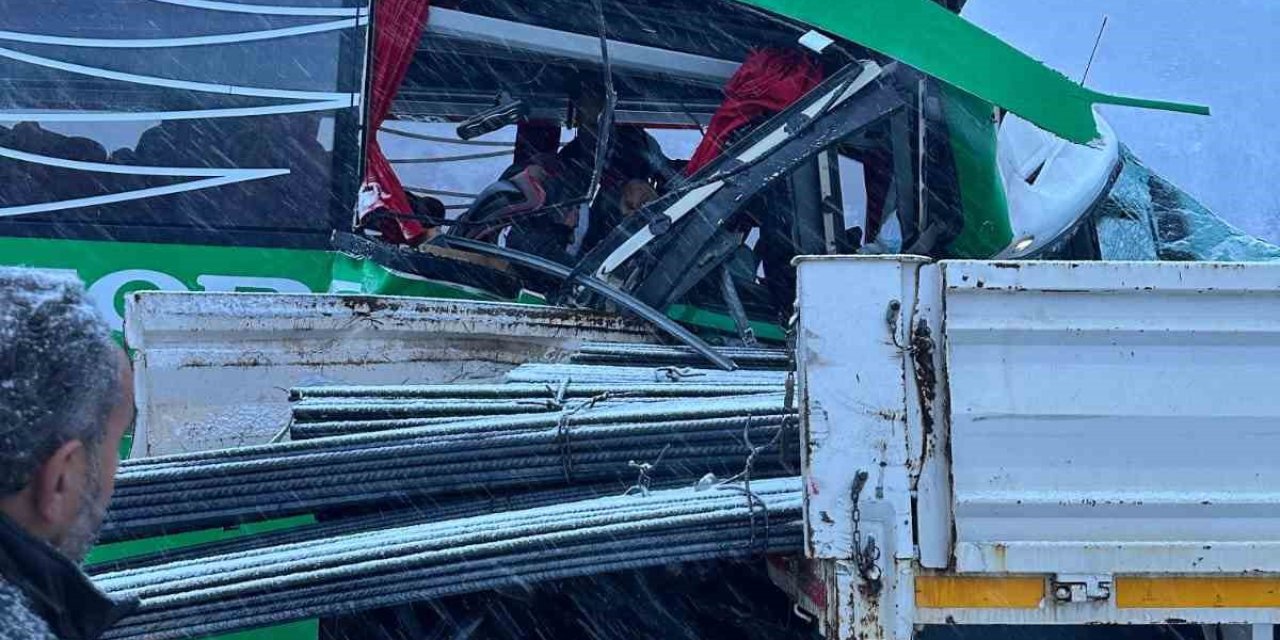 Yolda kayan yolcu otobüsü tıra çarpması sonucu 12 kişi yaralandı