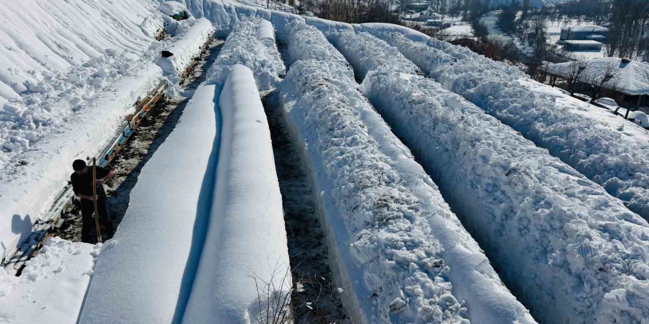 Şırnak’ta Eksi 20'lerin Görüldüğü Köylerde Arıcıların Zorlu Kış Mesaisi