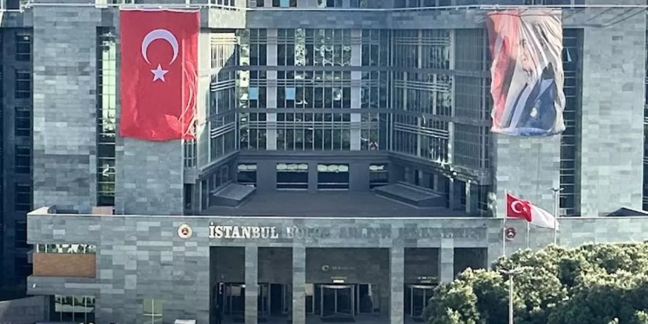 Duruşma Sırasında Savcı, Kadın Hakimi Silahla Vurdu