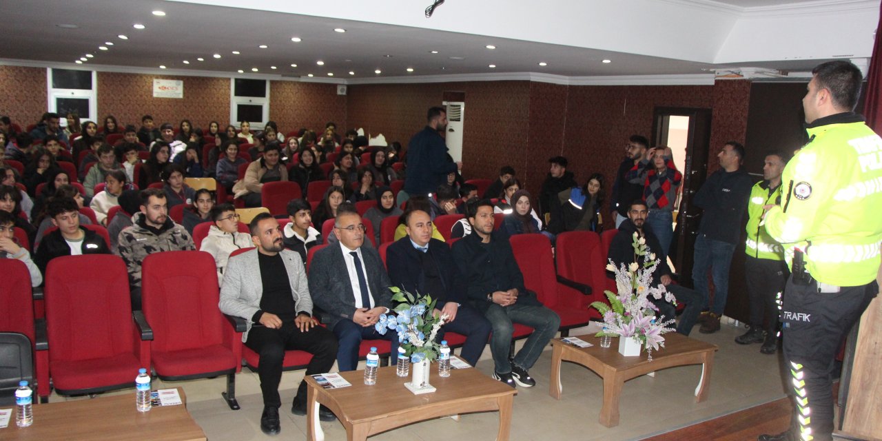 Şırnak’ta Liselilere Hayat Boyu Rehber Olacak Eğitim: İnternetten Trafiğe Her Başlık Ele Alındı