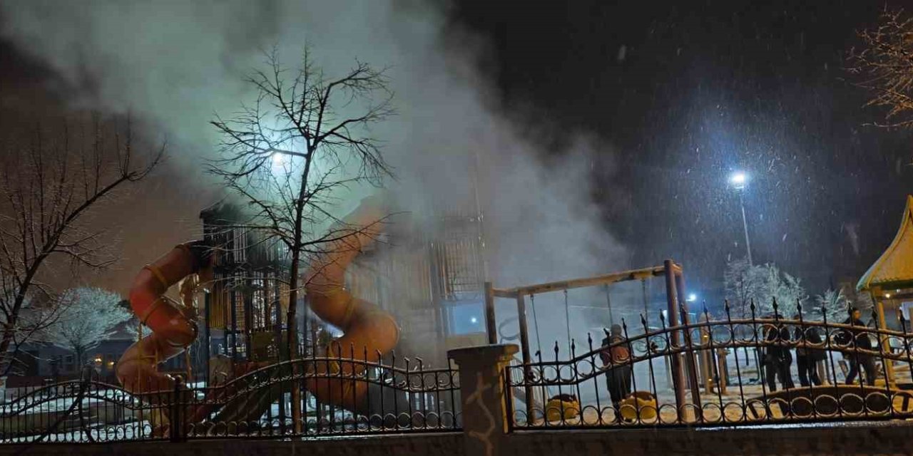 Van’da yanıcı madde dökerek çocuk parkını ateşe verdiler