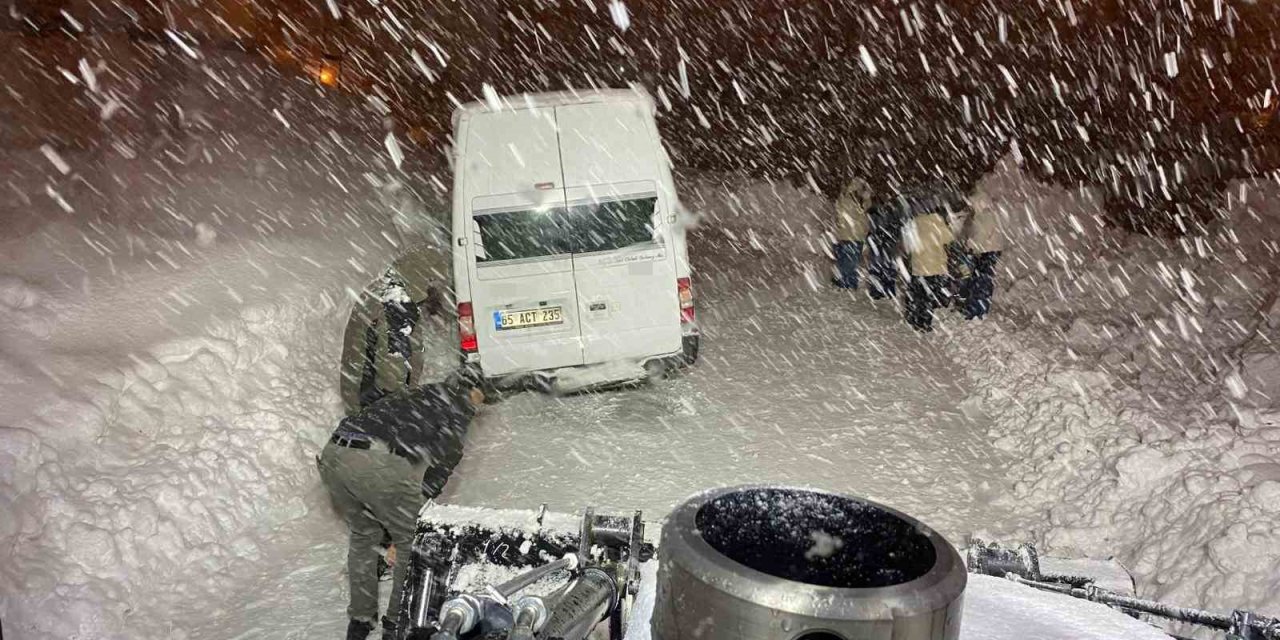 Hakkari’de mahsur kalan minibüs iş makinesi ile kurtarıldı