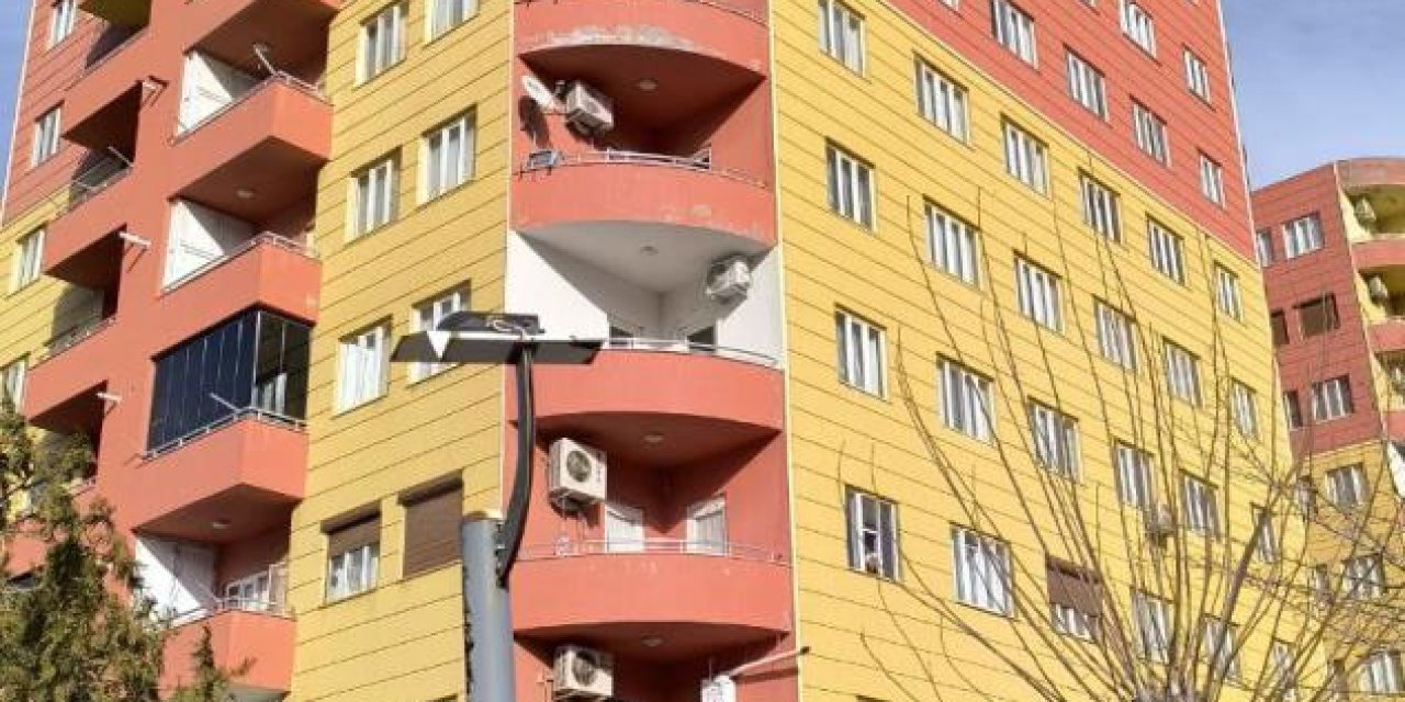 Batman’da faciadan dönüldü: 12 katlı binanın merdiveni çöktü