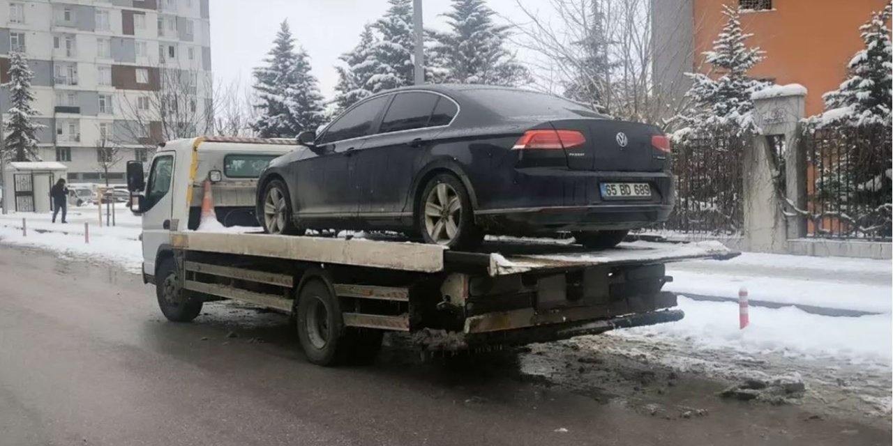DEM Partili belediye başkanının makam aracına yol ortasında el konuldu
