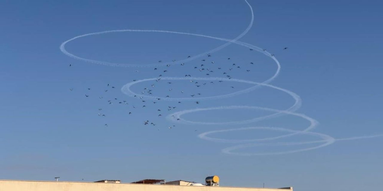 Sınırda uçağın çizdiği şekiller vatandaşlarda merak uyandırdı