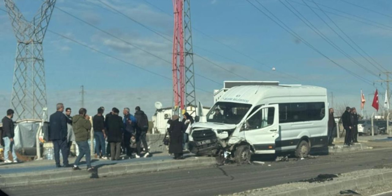 Batman’da tır ile minibüsün çarpıştığı kazada 6 kişi yaralandı