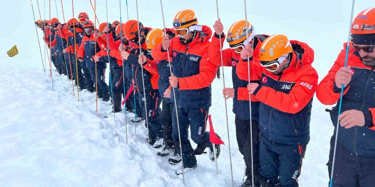 Şırnak ekibinin de katılımıyla çığ riskine karşı Van’da AFAD eğitimi başladı