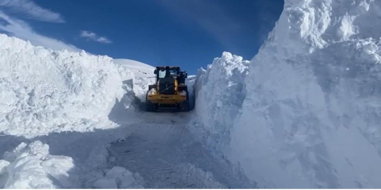 Beytüşşebap'ta Karla Mücadele Ekipleri Gece Gündüz Yol Açıyor