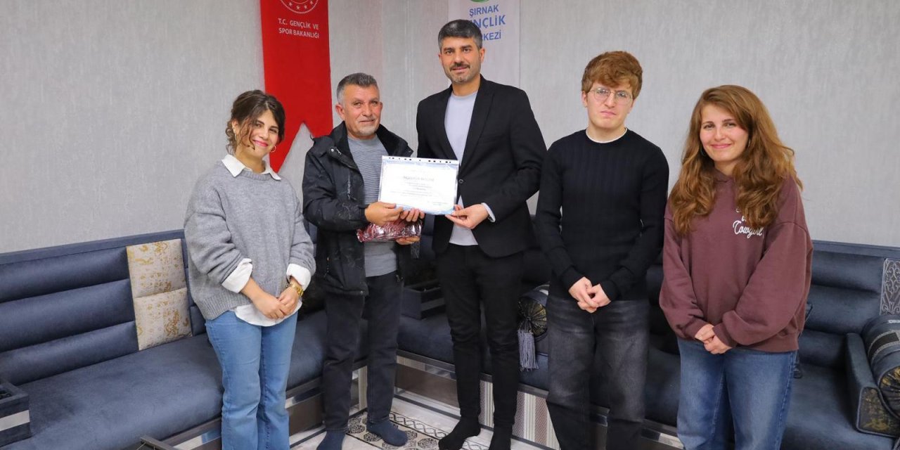 Taksicilik Yaparak 4 Çocuğunu Üniversiteye Gönderdi