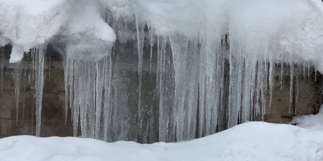Hakkari’de metrelerce uzunlukta buz sarkıtları oluştu