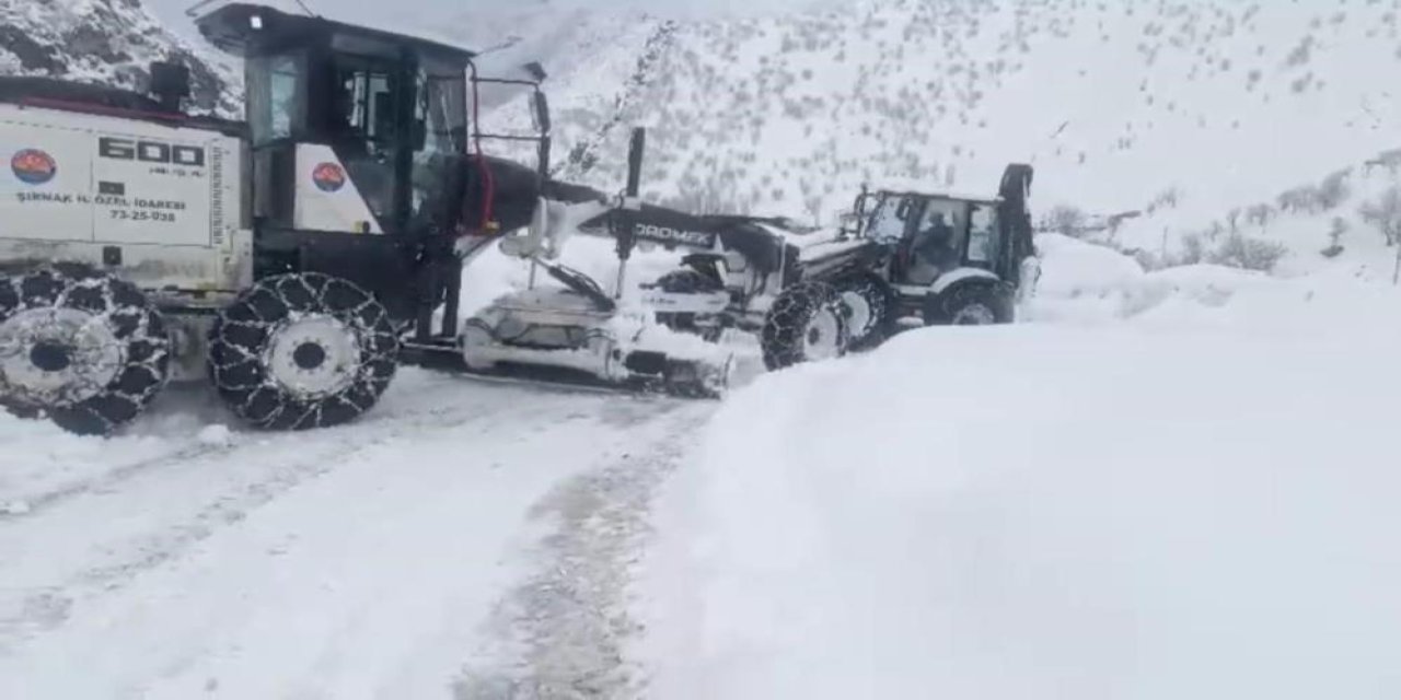 Şırnak’ta Kar Nedeniyle Kapanan Yolları Açma Çalışmaları Devam Ediyor