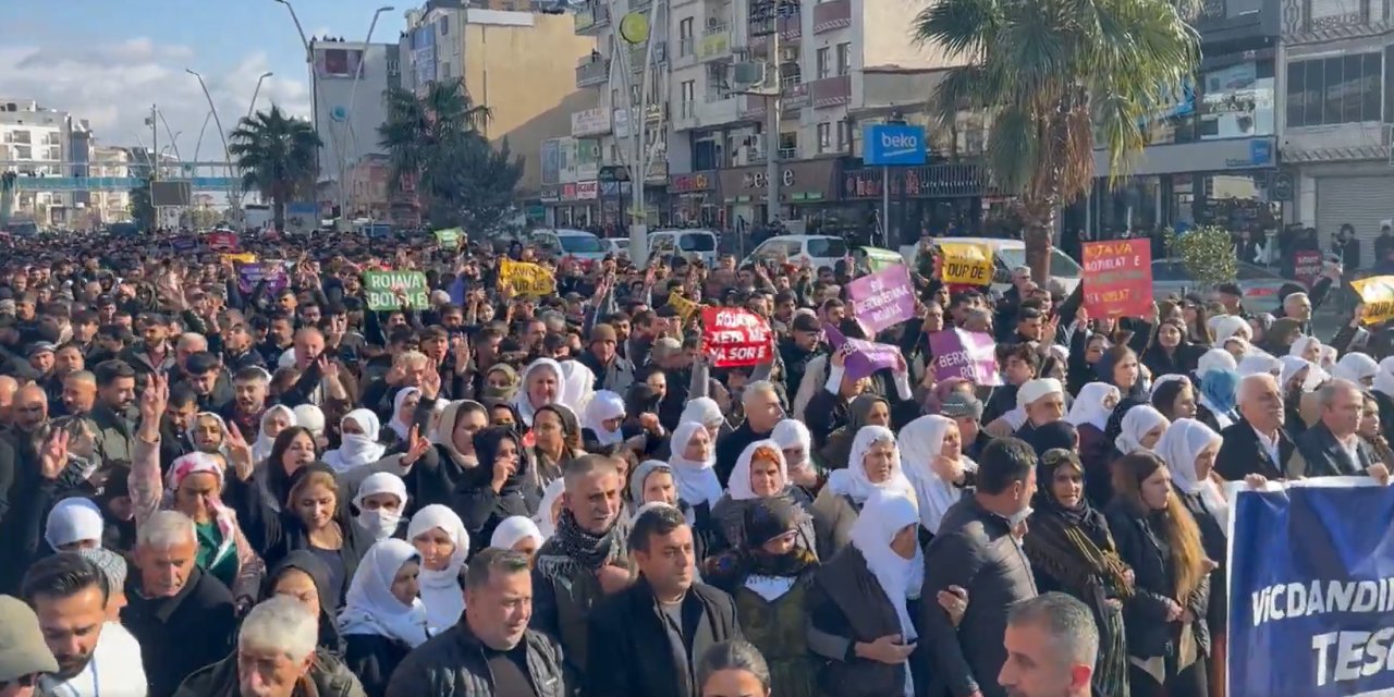 Silopi’de Toplanan Kalabalık, Suriye’de Yaşanan Son Gelişmeleri Protesto Etti