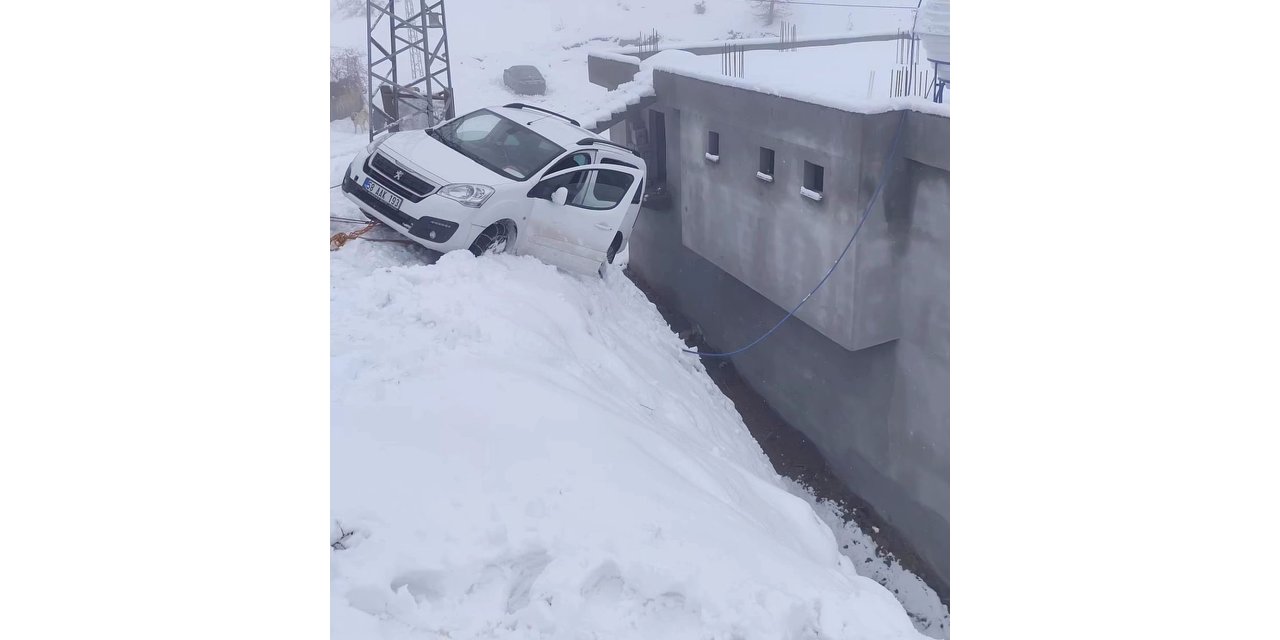 Kayan Otomobil Evin Duvarında Asılı Kaldı