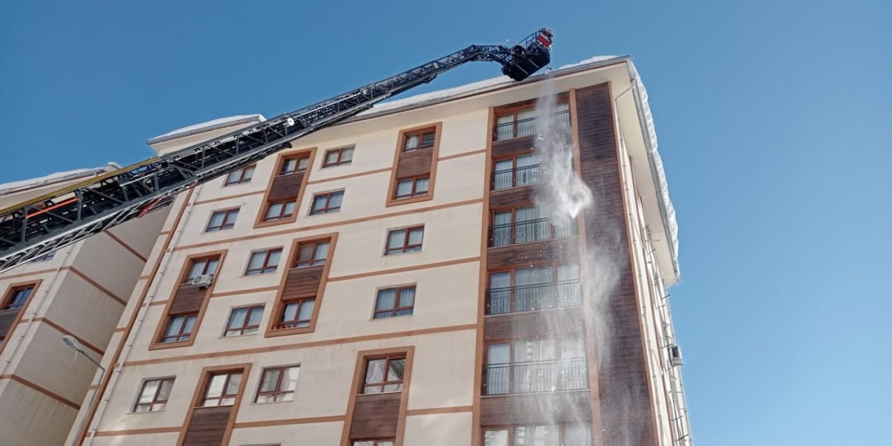 Şırnak’ta Çatıdaki Kar Tehlikesine Karşı Önlemler Devam Ediyor