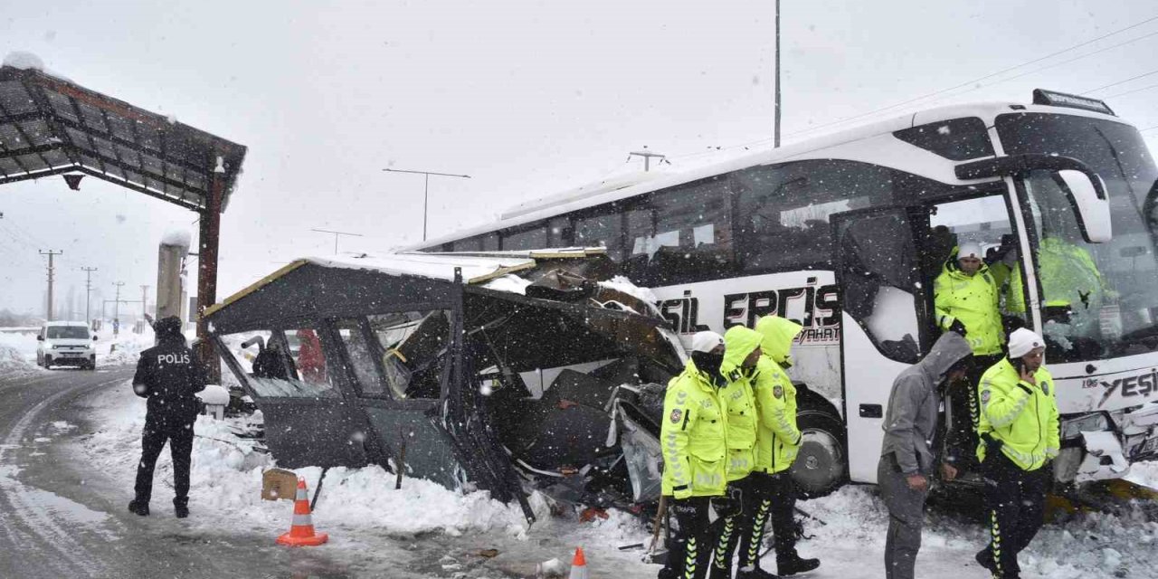 Bitlis’te yolcu otobüsünün polis noktasına çarpması sonucu 4 polis yaralandı