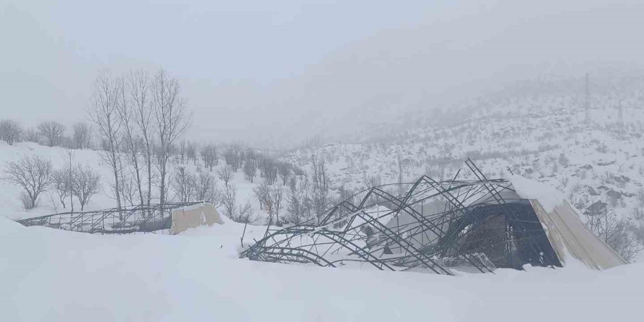 Şırnak'ta Yoğun Kar Yağışı Nedeni ile Halı Sahanın Demirleri Çöktü