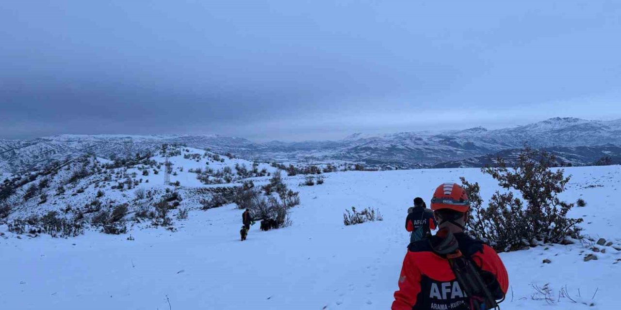 Çoban ve 9 Keçisi, 3 Gündür Mahsur Kaldığı Yerden Kurtarıldı
