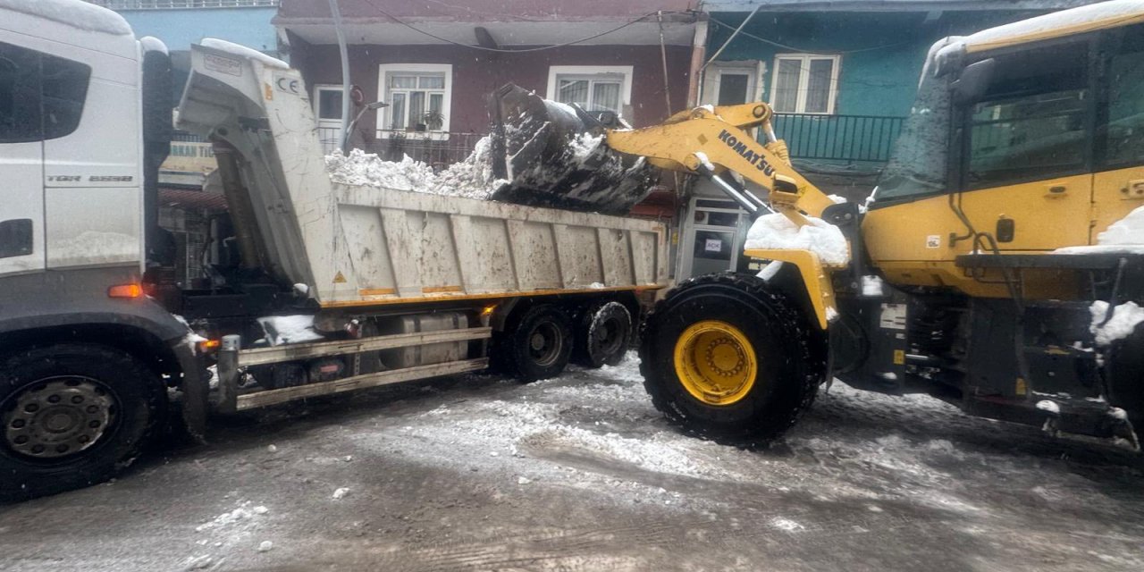Uludere'de yoğun yağışla biriken kar kamyonlarla ilçe dışına taşınıyor