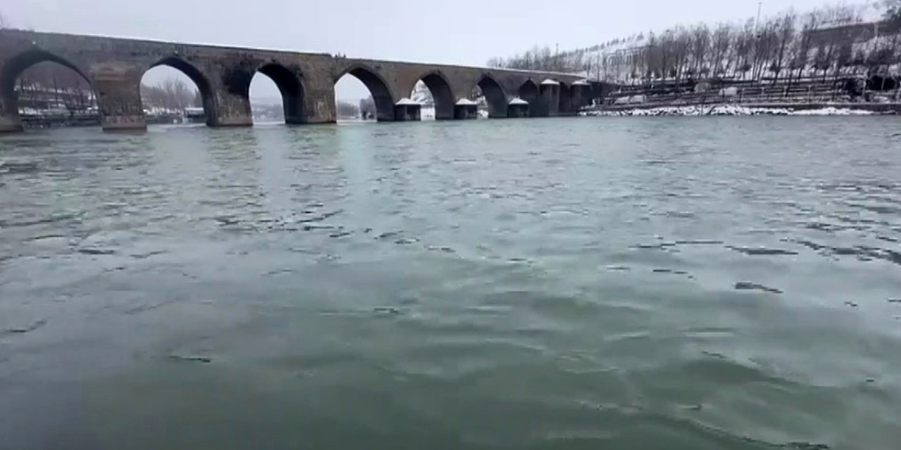 Yoğun kar yağışı Dicle Nehri’nde su seviyesini arttırdı
