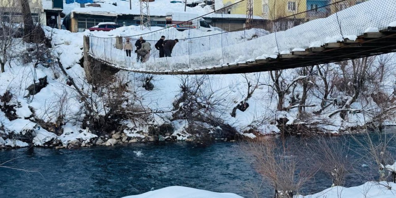 Şırnak'ta 52 Yıl Önce Yapılan Asma Köprüde Kar Nöbeti