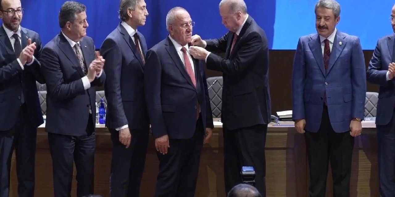 Şırnak’ta Bir Belediye Başkanı AK Parti’ye Katıldı, Rozeti Cumhurbaşkanı Erdoğan Taktı