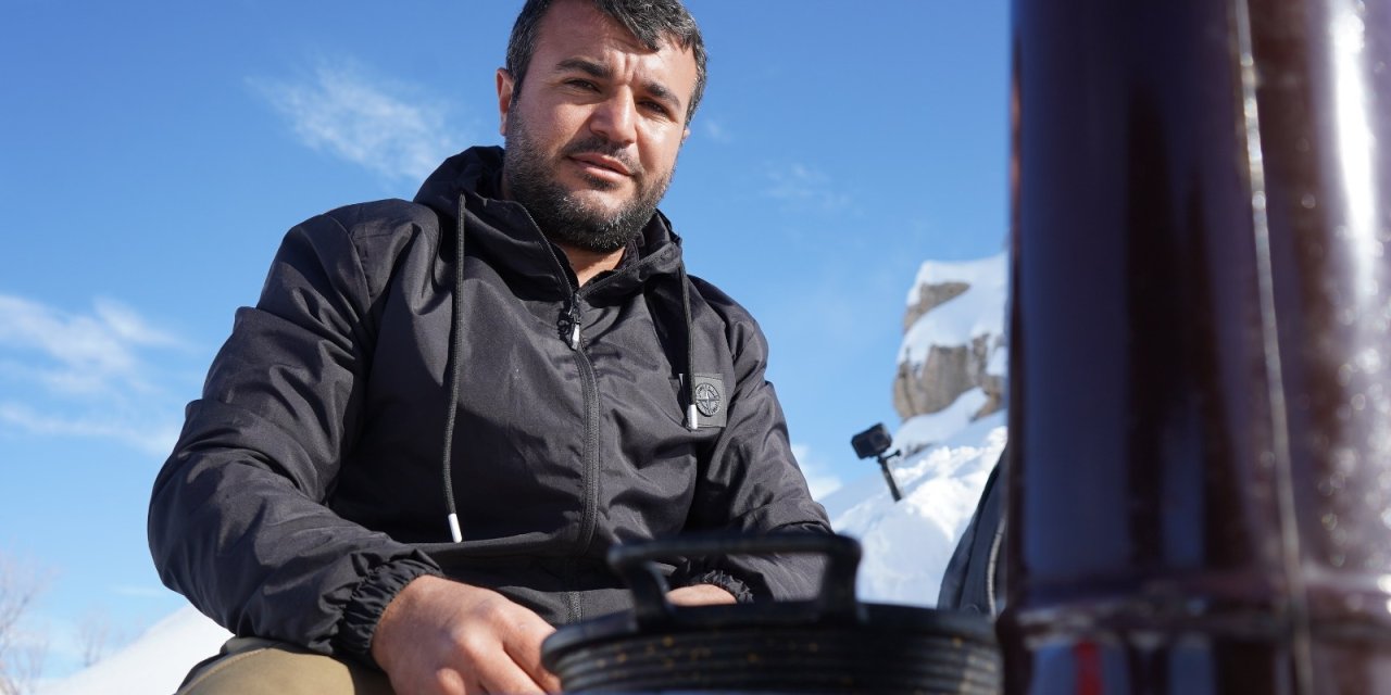 Şırnaklı Genç, Şehir Gürültüsünden Bıktı, Şehirden Uzak Kardan Kulübeler Yapmaya Başladı