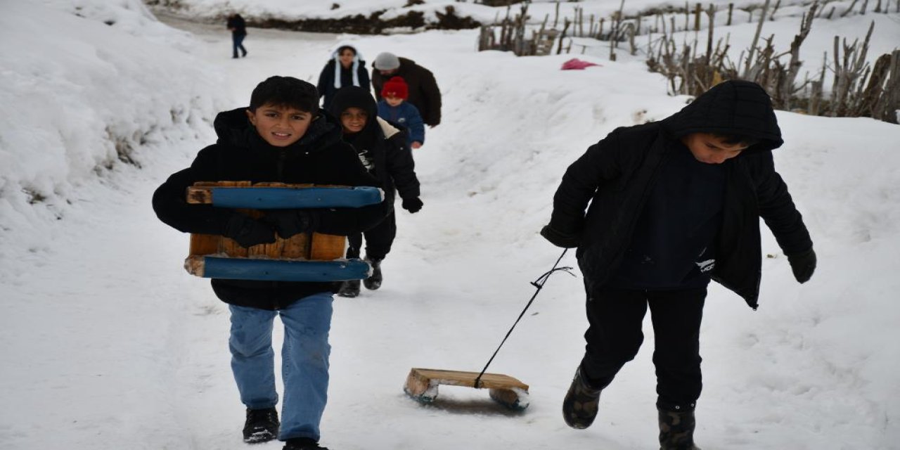 Şırnak'ta Çocukların Kızaklarla Kar Keyfi