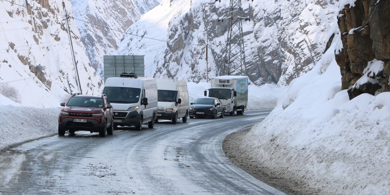 Hakkari-Van kara yolunda düşen çığlar temizlendi